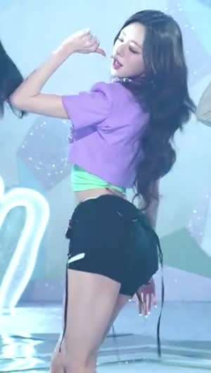 민트 나시 개미허리 골반 배꼽 인기가요 무대 ITZY 유나