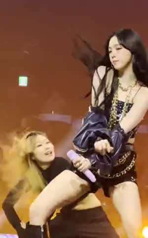 반짝이 핫팬츠 에스파 카리나 허벅지 떨림