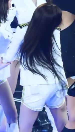 제복이 잘 어울리는 아이브 안유진 흰핫팬츠