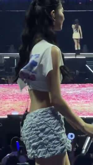 허리라인이 돋보이는 하늘색 치마 크롭 의상 트와이스 쯔위