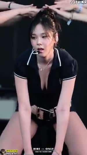 무대 바닥을 기어다니는 바비.mp4