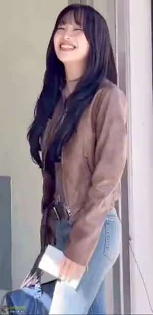 가죽자켓 훌러덩 제끼며 팬서비스 해주는 츄