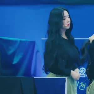 검정 원오프숄더 티셔츠 트리플에스 김채연 파멸적인 묵직함