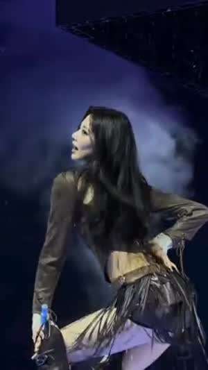 엉덩이 튕기는 갈색 가죽 핫팬츠 트와이스 쯔위