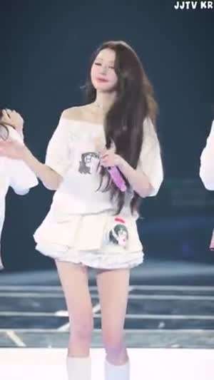 프릴 치마 헐렁한티 어깨 겨드랑이 노출 아이브 장원영