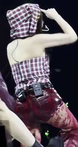 허벅지가 살아있는 빨간 망사 스타킹 트와이스 나연