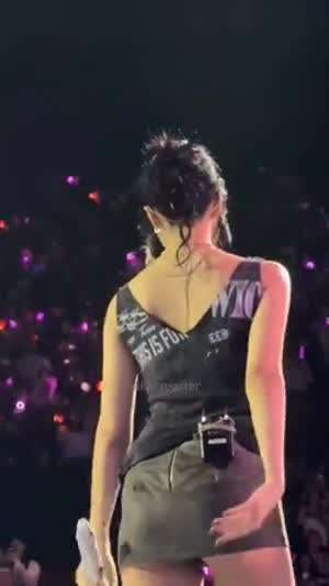 바로 밑에서 본 짧은 치마 입은 트와이스 미나