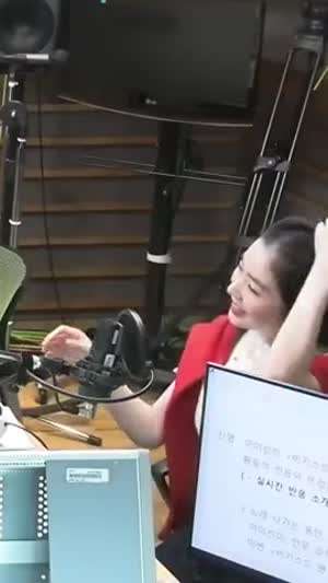 보이는 라디오 아이린 꽃무늬 흰 티셔츠 봉긋한 가슴라인.mp4