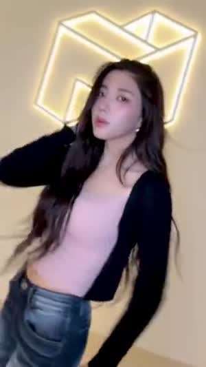 트리플에스 박소현 검정 가디건 속 핑크 크롭티 출렁이는 바운스.mp4