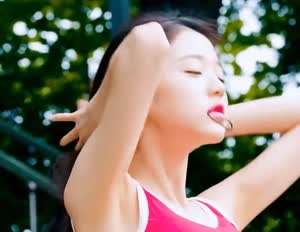 머리 묶는 아이브 장원영 민소매 겨드랑이 몽롱한 눈빛.mp4