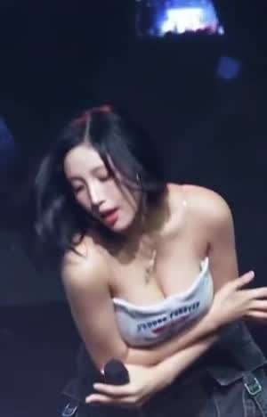 앞으로 깊이 숙이는 투명끈 크롭탑 라잇썸 초원