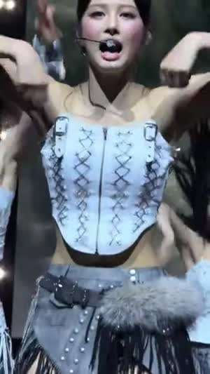 스트랩 디자인 크롭 의상 포니테일 엔믹스 설윤 허리라인 + 검정바지 해원 뒤태