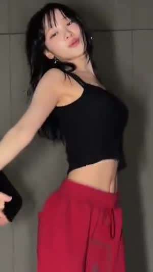 대추노노 챌린지하는 검정 나시 크롭티 르세라핌 김채원 복근