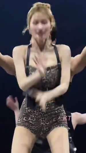 호피 바디수트 의상 탄탄한 몸매 트와이스 모모