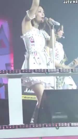 프릴 화이트 원피스 각선미 겨드랑이 QWER 시연.mp4