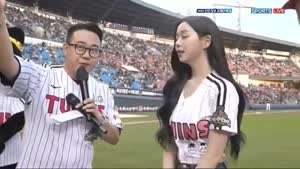 어제자 잠실야구장에 시구하러 온 트리플에스 김채연