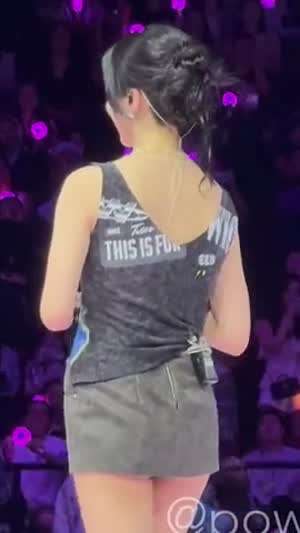 바로 밑에서 본 짧은 치마 입은 트와이스 미나 (2)