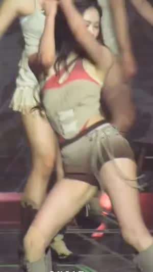 카키색 코르셋 의상 탄탄한 내전근 허벅지 레전드 ITZY 류진.mp4