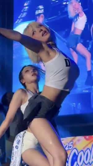 꿀렁 거리는 흰크롭나시 전소미