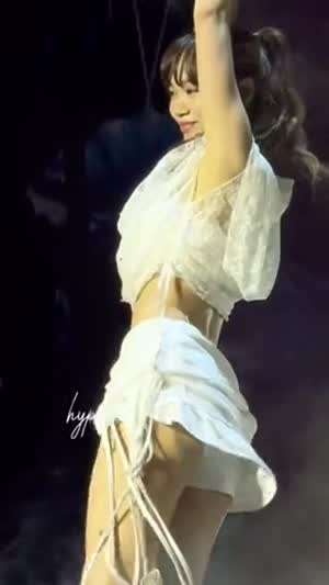 엉덩이 튕기는 올화이트 르세라핌 김채원