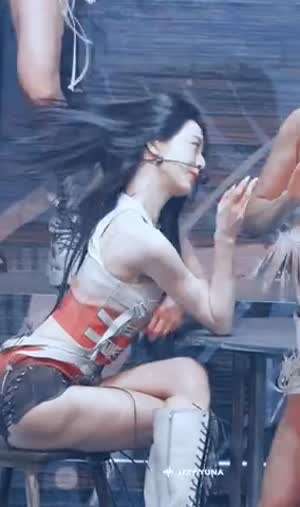 의자에 앉아서 다리 꼰 ITZY 유나 측면샷 탄탄한 허벅지