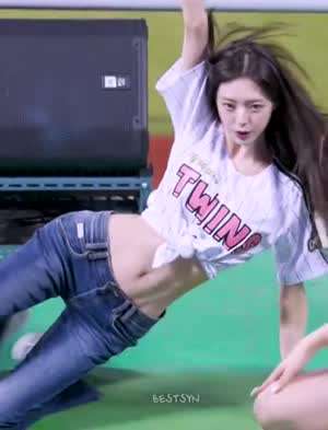 응원단상에서 공연하는 골반여신 ITZY 유나 허리라인 ㄷㄷ
