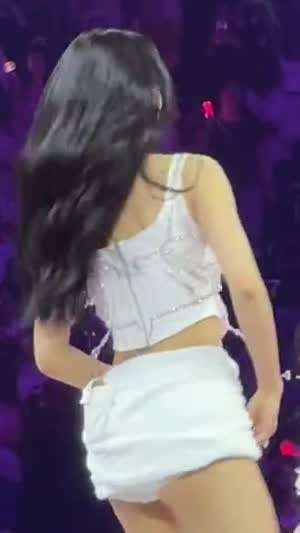 뒷발 차기하는 트와이스 쯔위 찰진 뒤태 흰핫팬츠 허리에 걸친 수건 치마 (2) (약스압)