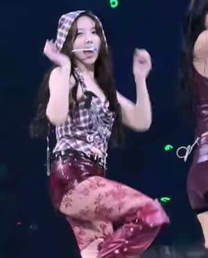 레드가 잘 어울리는 망사스타킹 트와이스 나연