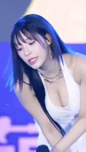 어제자 묵직 흰나시 숙인 가슴골 라잇썸 초원