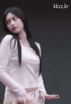 배꼽 보이는 크롭티 연습실 아이브 이서