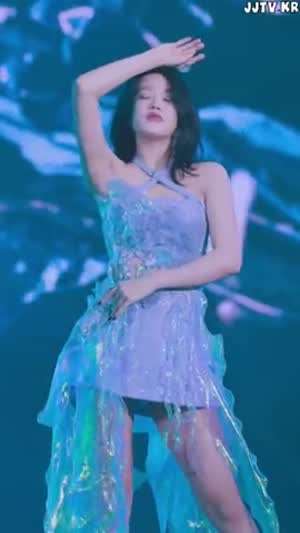 아이브 안유진 X홀터넥 파란 원피스 겨드랑이