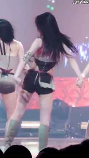 ITZY 채령 앞스트랩 크롭 나시 아래는 하이레그