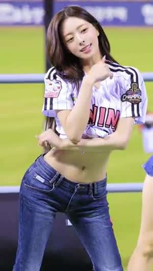 야구 유니폼 입고 응원석에서 춤추는 ITZY 유나