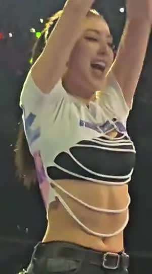 꿀렁꿀렁 상체 웨이브 타는 검정 크롭탑 트와이스 지효 복근