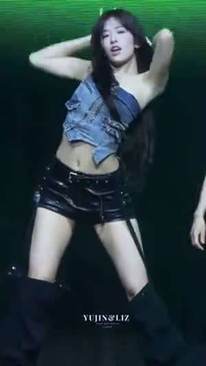 원오프숄더 청나시크롭 가죽핫팬츠 내전근 아이브 안유진