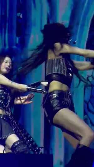 가죽 원오프숄더 가죽 핫팬츠 아이브 안유진 엄청난 골반 돌리기