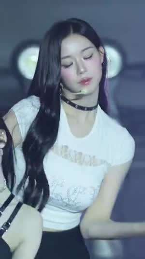 트리플에스 채연 가슴에 은색 글씨 새겨진 흰 크롭티 묵직한 무빙.mp4