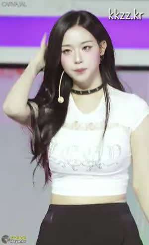 로고가 유난히 더 반짝이는 묵직 밀착 흰티 트리플에스 김채연