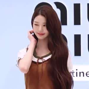 오늘자 팝업 행사 도중에 조명 꺼져서 당황한 장원영.MP4