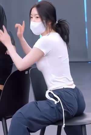 레드벨벳 아이린 안무 연습실 의자 앉은 사복 츄리닝 흰티 봉긋 가슴 엉덩이핏.mp4