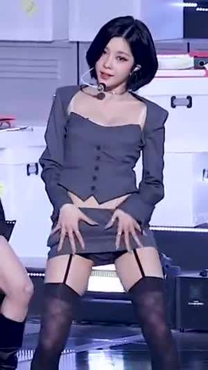 케플러 김다연 섹시한 검스 정장 나시 윗가슴.mp4