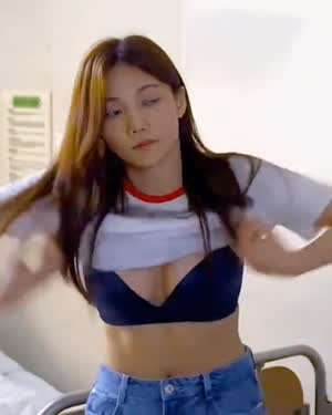 상의 탈의하는 배우 이채영.jpg