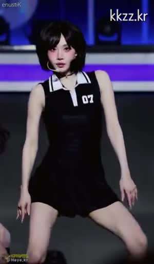 미세하게 떨리는 허벅지 트리플에스 김나경