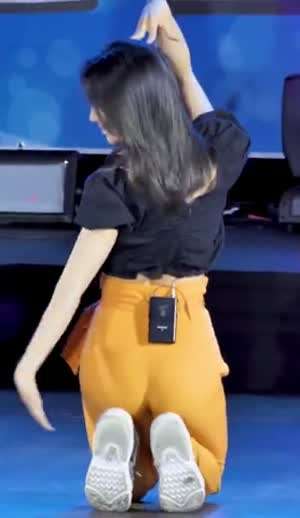 전 프로미스나인 리더 이새롬 탱탱한 주황색 바지 뒤태