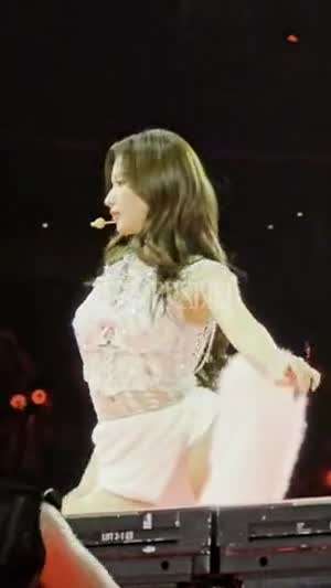 한쪽 무릎 꿇고 쩍벌 흰속바지 트와이스 사나