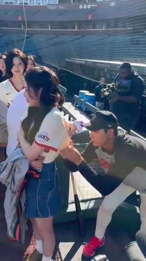 SF 이정후에게 유니폼 싸인 받는 엔믹스.MP4