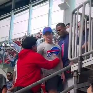 웃으며 돌아선 남자의 정체