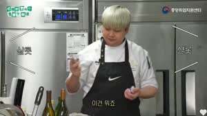 후배들한테 여자친구 보여주는 윤남노