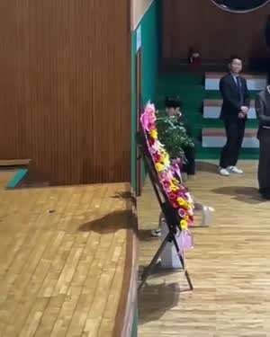 졸업식에서 남학생의 돌발행동