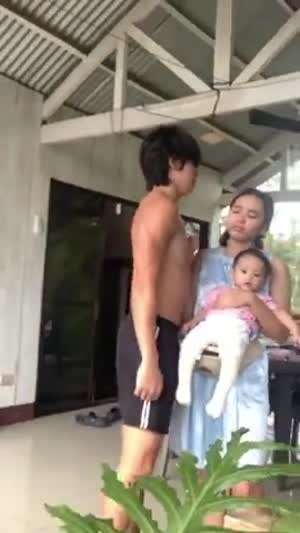 무술은 모르지만 한번의 손짓으로 남자를 KO시키는 여자